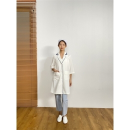 大量訂做診所白大褂制服 設計撞色領修腰長款診所制服 診所制服專門店 模特展示 BD-CN-22029